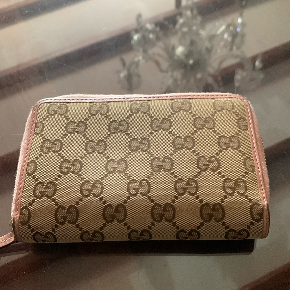 Gorgeous classic pink touch Gucci wallet!!